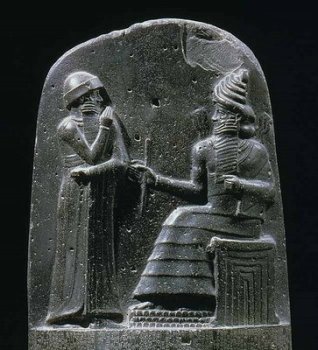 Parte superior de la estela del Código de Hammurabi